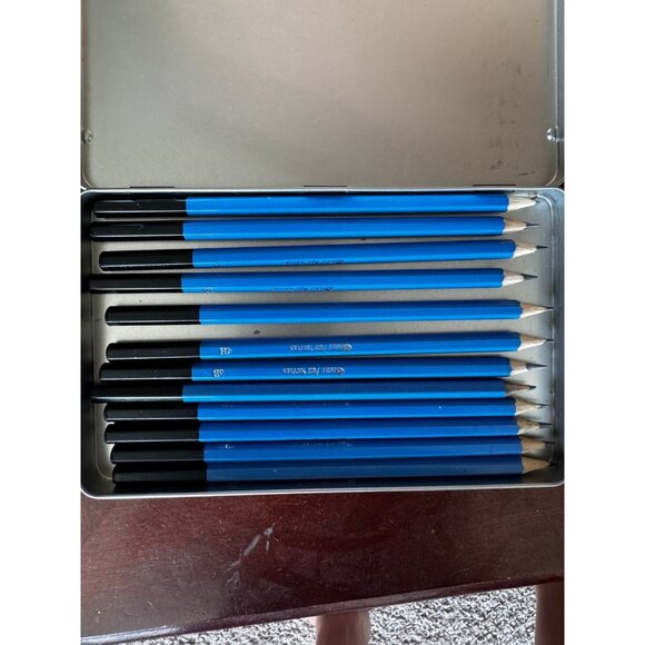 Castle Art Supplies 12 Piece Graphite Drawing Pencils Kit in Metal Case - Picture 3 of 3